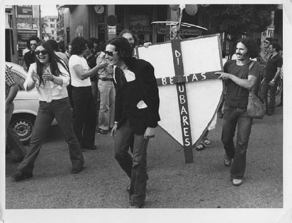 Manifestazioni studentesche. Milano - Strada - Manifestazione proletariato giovanile anti Democrazia Cristiana - Corteo di manifestanti - Ragazzo imita Giulio Andreotti, scudo D. C