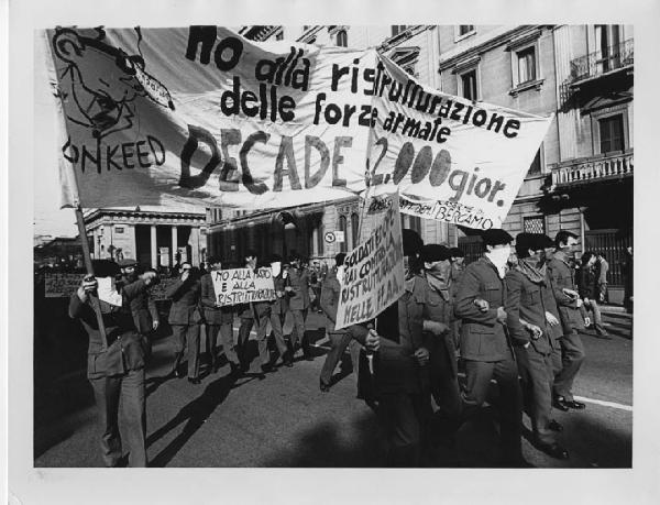 Manifestazioni studentesche. Milano - Via Palestro - Porta Venezia - Manifestazione - Corteo di miliari, ragazzi contro la ristrutturazione delle forze armate - Striscioni e cartelli di protesta