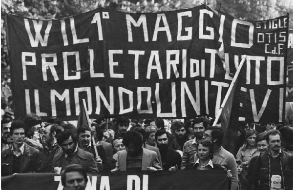 Manifestazioni Italia: cortei per il 1° Maggio. Milano - Manifestazione del I Maggio, festa dei lavoratori - Gruppo di manifestanti, operai Stigle, Otis - Striscioni