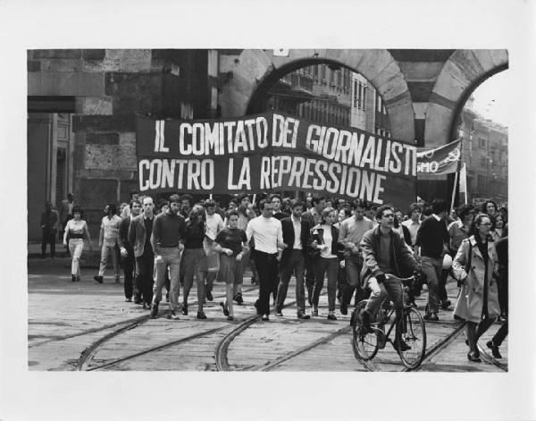 Italia: 1° Maggio 1970. Milano, piazza Cavour - Manifestazione del I Maggio, festa dei lavoratori - Movimento studentesco - Gruppo di manifestanti, Comitato dei giornalisti - Striscioni