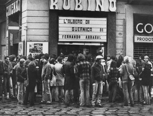 Manifestazioni per l'autoriduzione nei cinema. Milano - Cinema Rubino - Contestazione degli autoriduttori davanti al cinema - Gruppo di persone - Film "L'albero di Guernica" di Fernando Arrabal