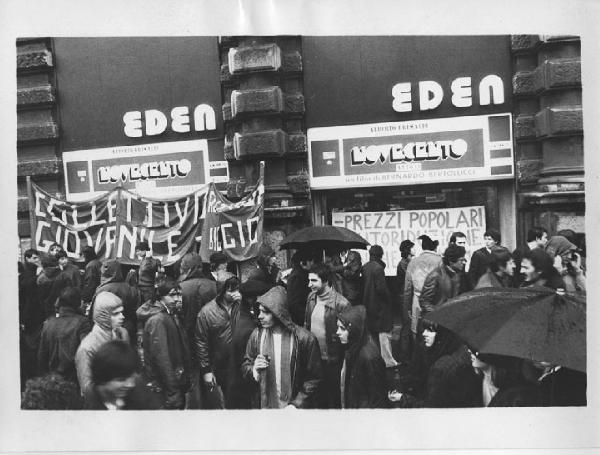 Manifestazioni per l'autoriduzione nei cinema. Milano - Cinema Eden e Piccolo Eden - Contestazione degli autoriduttori davanti al cinema - Gruppo di persone - Striscioni di protesta - Film "Novecento" di Bernardo Bertolucci