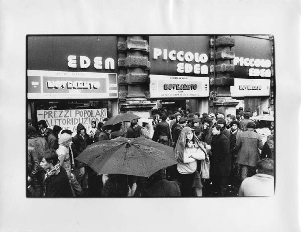 Manifestazioni per l'autoriduzione nei cinema. Milano - Cinema Eden e Piccolo Eden - Contestazione degli autoriduttori davanti al cinema - Gruppo di persone - Striscioni di protesta - Film "Novecento" di Bernardo Bertolucci