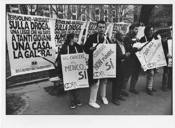 Italia: manifestazione legge Jervolino-Vassalli. Milano - Carcere San Vittore - Manifestazione contro la legge sulla droga Jervolino-Vassilli, pro referendum - Gruppo di manifestanti, ragazzi - Cartelli di protesta, manifesti, candele