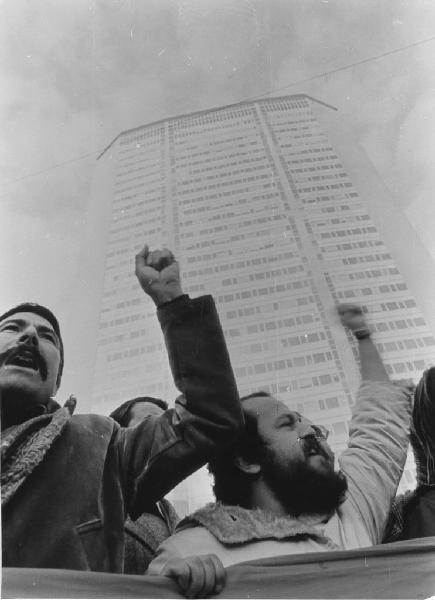 Italia: manifestazioni operaie. Milano - Piazza Duca d'Aosta - Grattacielo Pirelli - Manifestazione operaia, sciopero - Gruppo di operai - Pugno teso, protesta