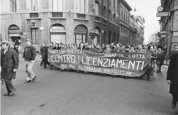 Italia: manifestazioni operaie. Milano, corso Monforte - Manifestazione operaia, sciopero dei lavoratori della Leyland Innocenti contro i licenziamenti - Corteo di manifestanti - Striscione di protesta
