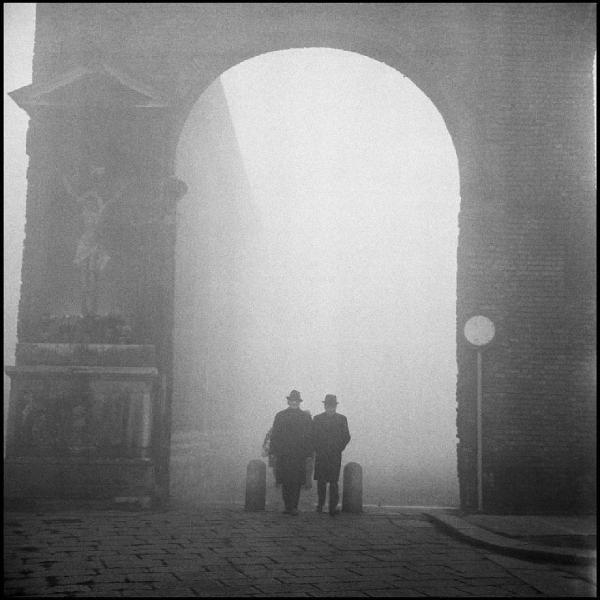 Milano - Corso di Porta Ticinese - Colonne di San Lorenzo - Ritratto maschile: coppia di uomini - Nebbia