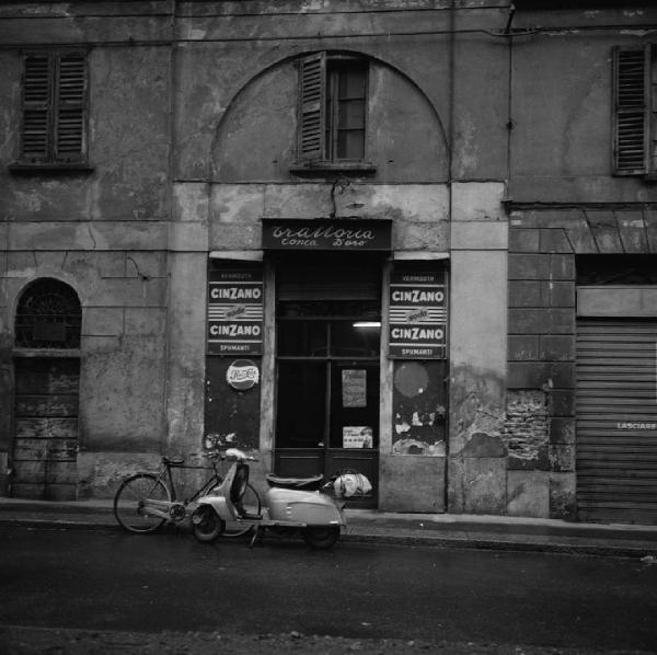 Milano - Via Conca del Naviglio 15 - Trattoria Conca d'Oro, esterno - Lambretta Li 125/150 III serie - Bicicletta - Insegne pubblicitarie Cinzano