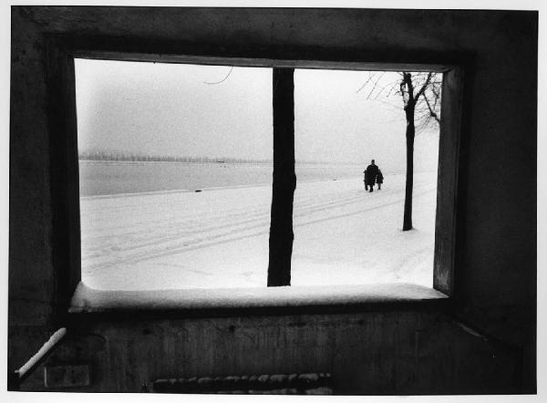 Milano - Segrate - Finestra con veduta dell'Idroscalo - Lago artificiale - Neve - Persone sulla neve - Alberi