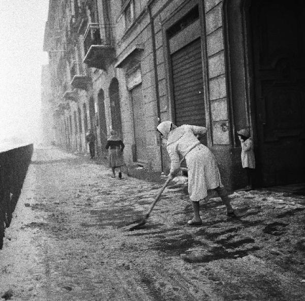 Milano - Via Pepe 2 - Strada - Ritratto femminile: donne che spazzano la neve - Ritratto infantile: bambino - Ritratto maschile : uomo