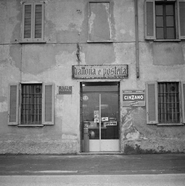 Milano - Via Gallarate 411 - Trattoria e posteria, esterno - Porta a vetri - Insegna Cinzano - Insegna caffè Hag - Distributore di caramelle
