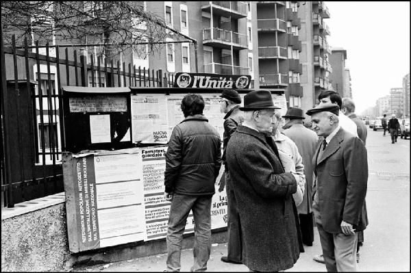 Milano - Viale Monza 140 - Strada - Bacheca di informazione politica - Insegna con scritta: "l'Unità" - Ritratto di gruppo: uomini davanti alla bacheca