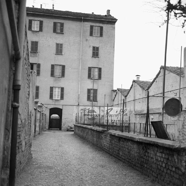 Milano - Via De Castillia 10 - Palazzo - Cortile interno - Campo da bocce - Cartello con scritta: "Bocciofila De Castillia" - Cartello pubblicitario Pepsi Cola