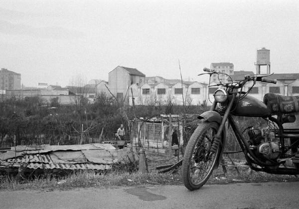 Milano - Quartiere Barona - Moto Alpino 125 Turismo su strada - Campi - Orti (?) - Baracca - Capannoni di fabbriche