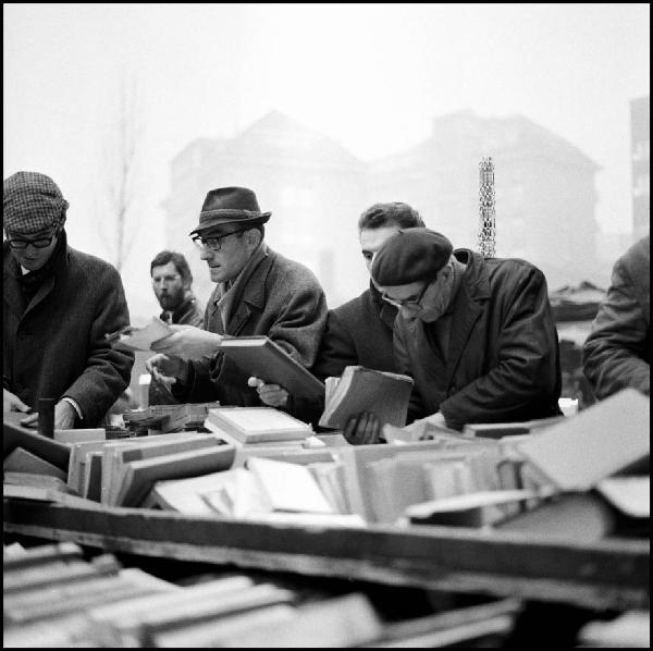 Milano - Via Calatafimi - Fiera di Senigallia - Ritratto maschile di gruppo: uomini guardano fra i libri usati di un banchetto - Libri usati