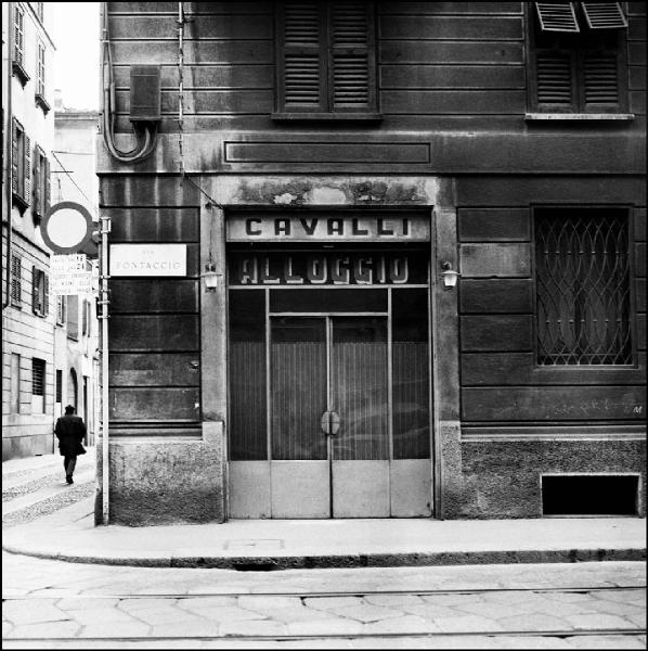 Milano - Via Pontaccio 17 angolo vicolo Fiori - Strada - Alloggio Cavalli, esterno - Insegne con scritte "Cavalli alloggio"