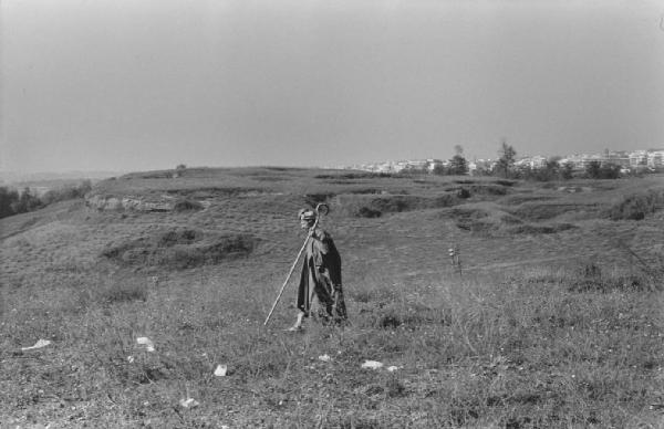 Campagna romana - sul set del film "La ricotta" - attore vestito da pastore