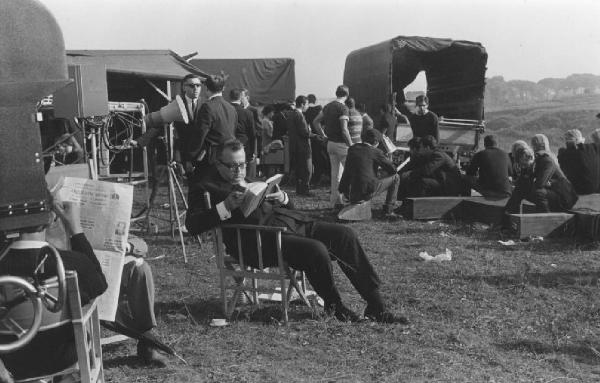 Sul set del film "La ricotta" - pausa durante le riprese