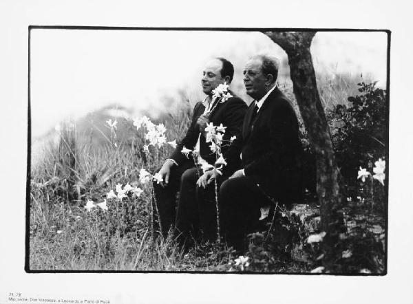 Lucania - Piano di Ruca - il padre di Radino e Leonardo tra fiori di giglio