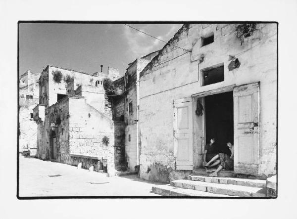 Lucania - Matera - due ragazze sulla soglia di casa