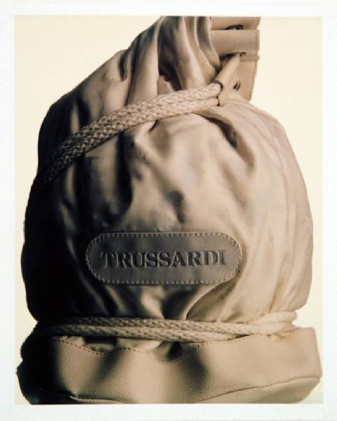 Campagna pubblicitaria per Trussardi Accessori - Pelletteria - Borsa bianca - Secchiello