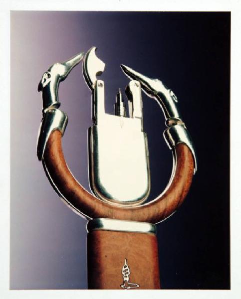 Campagna pubblicitaria per Trussardi Inside - Accessori - Accendino in radica e metallo - Logo