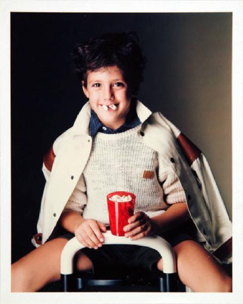 Campagna pubblicitaria per Trussardi Junior - Bambino seduto frontale: golf e giacchetta beige - Pop-corn
