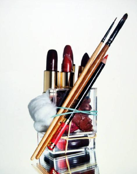Still-life - Contenitore con trucchi - Make-up - Matite, pennelli, rossetti e battuffolo di cotone