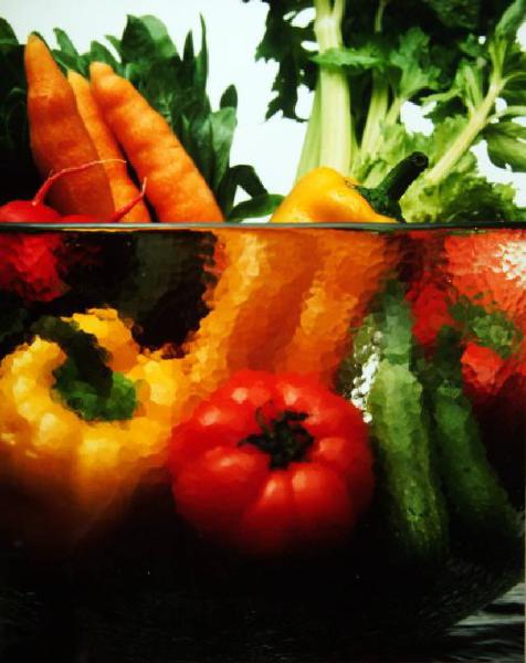 Still-life - Ciotola di vetro contenete ortaggi e acqua - Peperoni, carote, zucchine, sedano