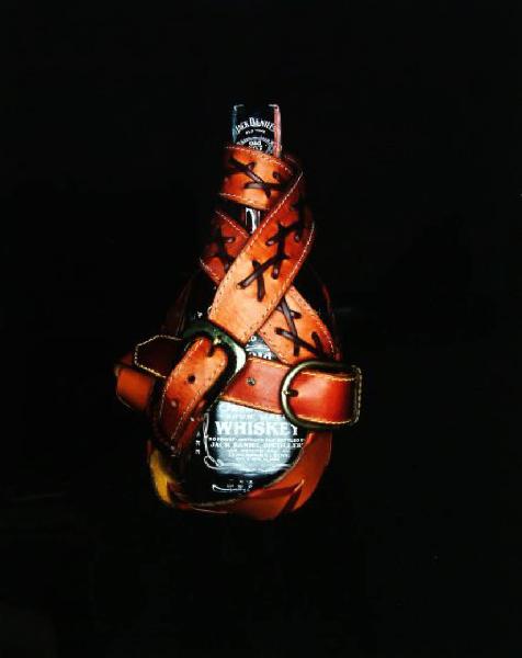 Still-life - Cintura di cuoio - Bottiglia di whiskey Jack Daniel's