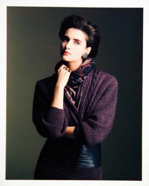Campagna pubblicitaria per Trussardi Donna - Modella con mano sotto il mento: abito di lana scuro, foulard e orecchini