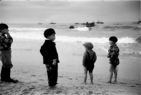 Spiaggia di Nazaré - bambini osservano il mare