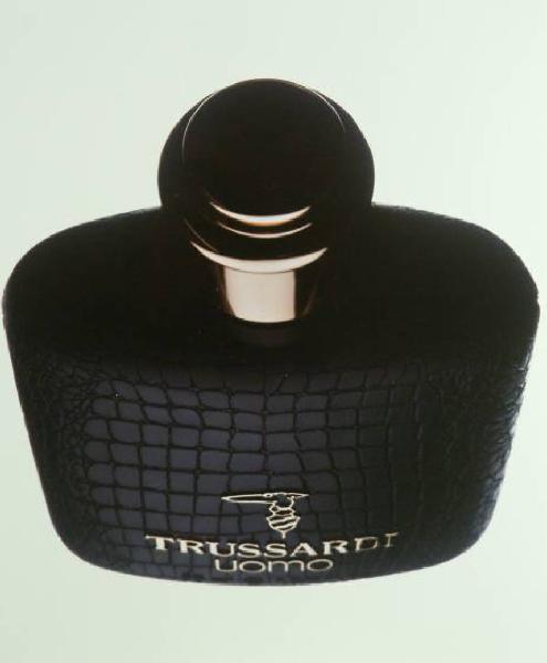 Campagna pubblicitaria per Trussardi Profumi - Boccetta di profumo nera - Visione dall'alto