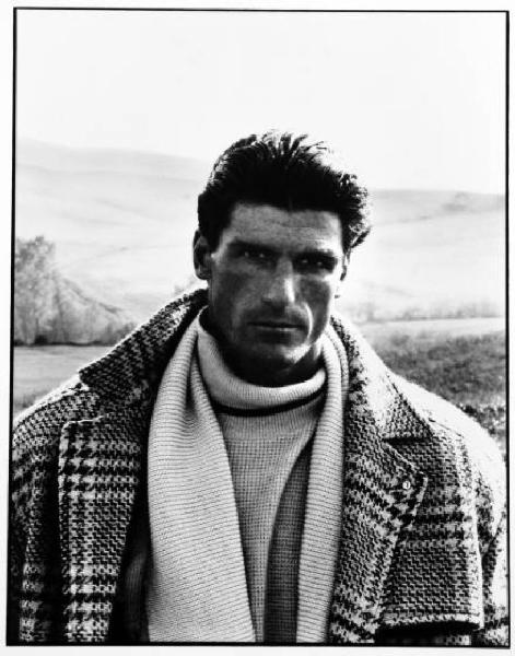 Campagna pubblicitaria per Trussardi Uomo - Modello frontale: cappotto pied-de-poule su dolcevita e sciarpa