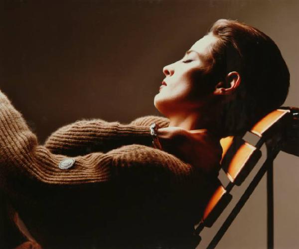 Campagna pubblicitaria per Trussardi Donna - Modella sdraiata su chaise longue - Maglione a coste color tabacco