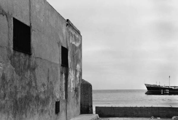 Barcellona - paesaggio marino - scorcio urbano e nave alla fonda