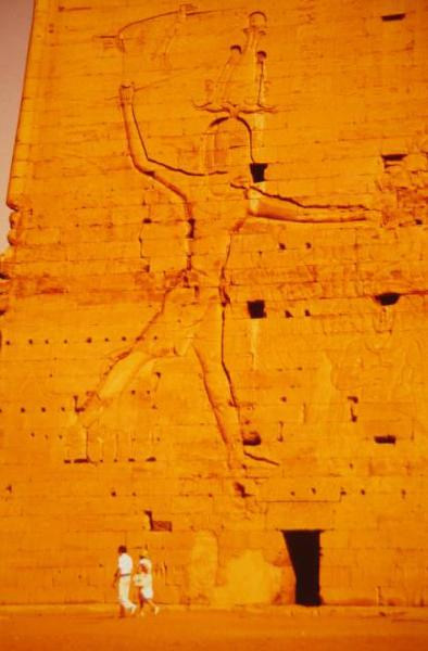 Edfu - bassorilievo egizio raffigurante un guerriero