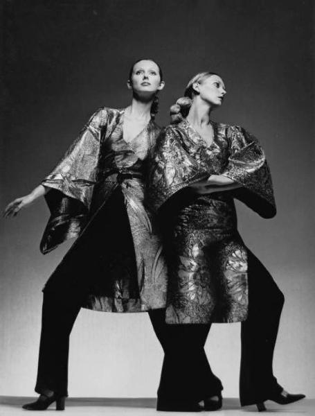 Campagna fotografica per "Vogue" - coppia di modelle indossa un cappotto kimono su pantaloni neri