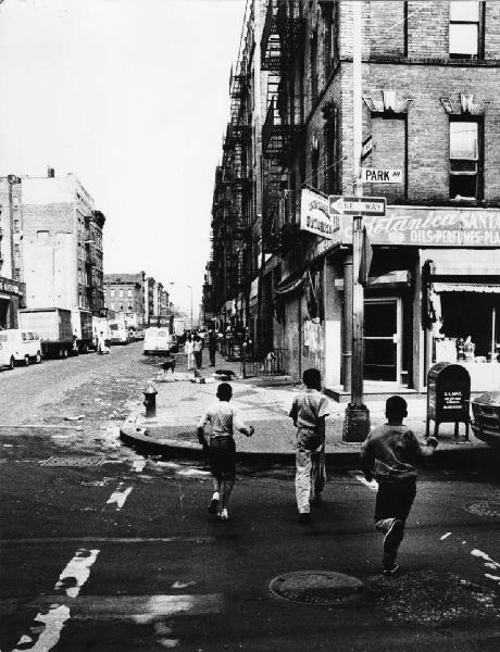 New York - Harlem - bambini attraversano la strada