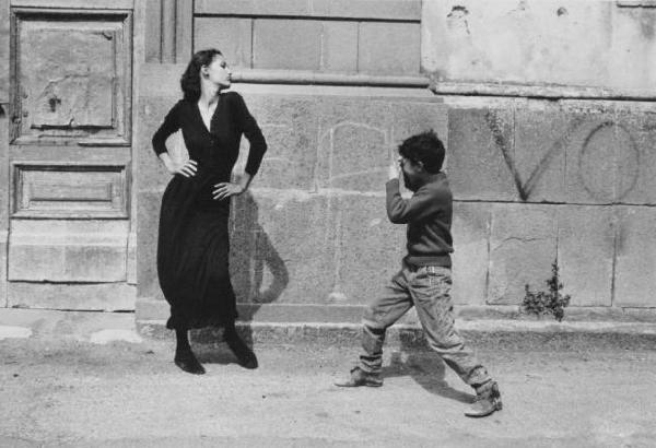 Caltagirone - La modella Marpessa indossa un modello di Dolce e Gabbana per le strade di Caltagirone - si fa fotografare da ragazzino