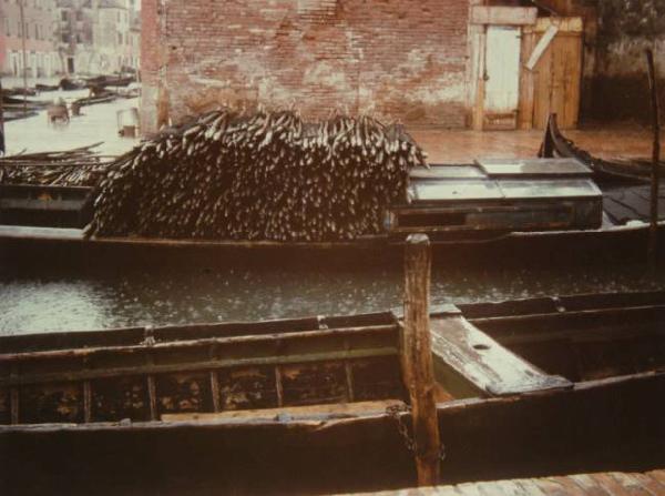 Venezia sotto la pioggia - gondola carica di fascine