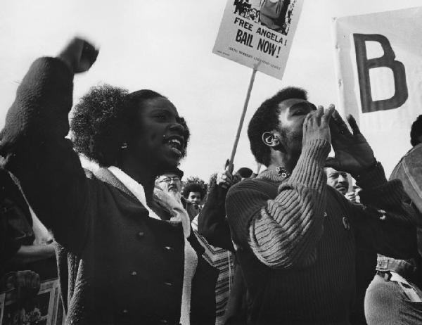 San José - manifestanti afroamericani manifestano davanti al tribunale contro la detenzione di Angela Yvonne Davis