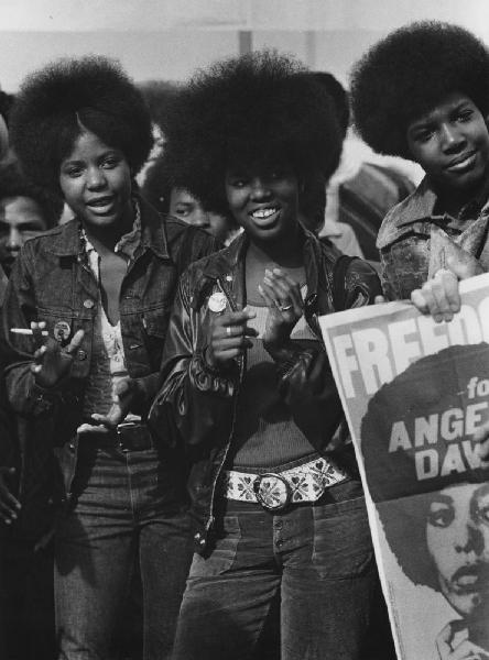 San José - manifestanti afroamericani manifestano davanti al tribunale contro la detenzione di Angela Yvonne Davis