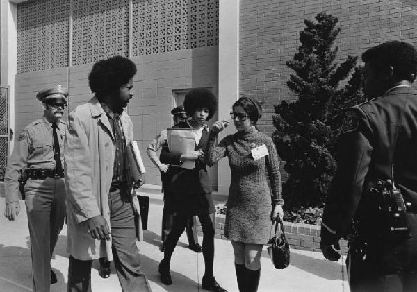 San José - cortile del tribunale - Angela Yvonne Davis insieme a Franklin Alexander e Stephanie Allen