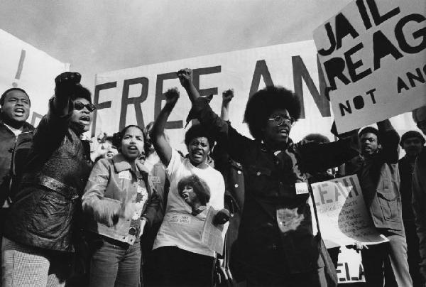 San José - manifestanti afroamericani protestano contro la detenzione di Angela Yvonne Davis recando cartelli con la scritta "free Angela"