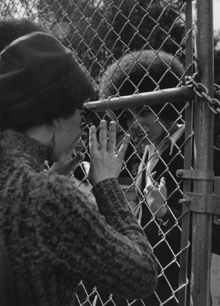 San José - cortile del tribunale - Angela Yvonne Davis parla con Stephanie Allen attraverso il recinto di sicurezza