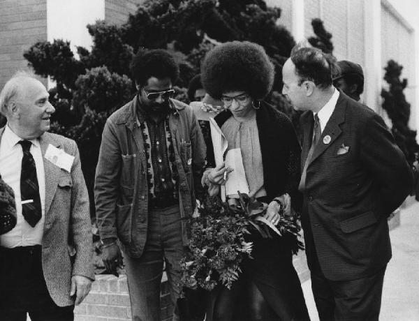 San José - Angela Yvonne Davis all'uscita dal tribunale con il corrispondente tedesco Klaus Steiniger e Franklin Alexander