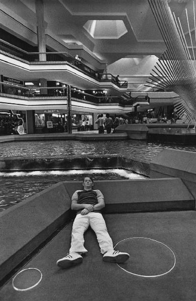 San José - ragazzo dorme all'interno dell'Eastridge Shopping Center