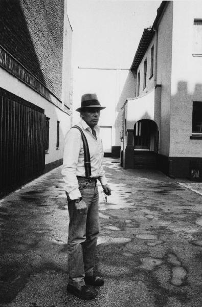 Ritratto maschile. Lo scultore Joseph Beuys nel cortile di casa