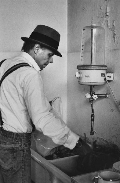 Lo scultore Joseph Beuys in cucina.